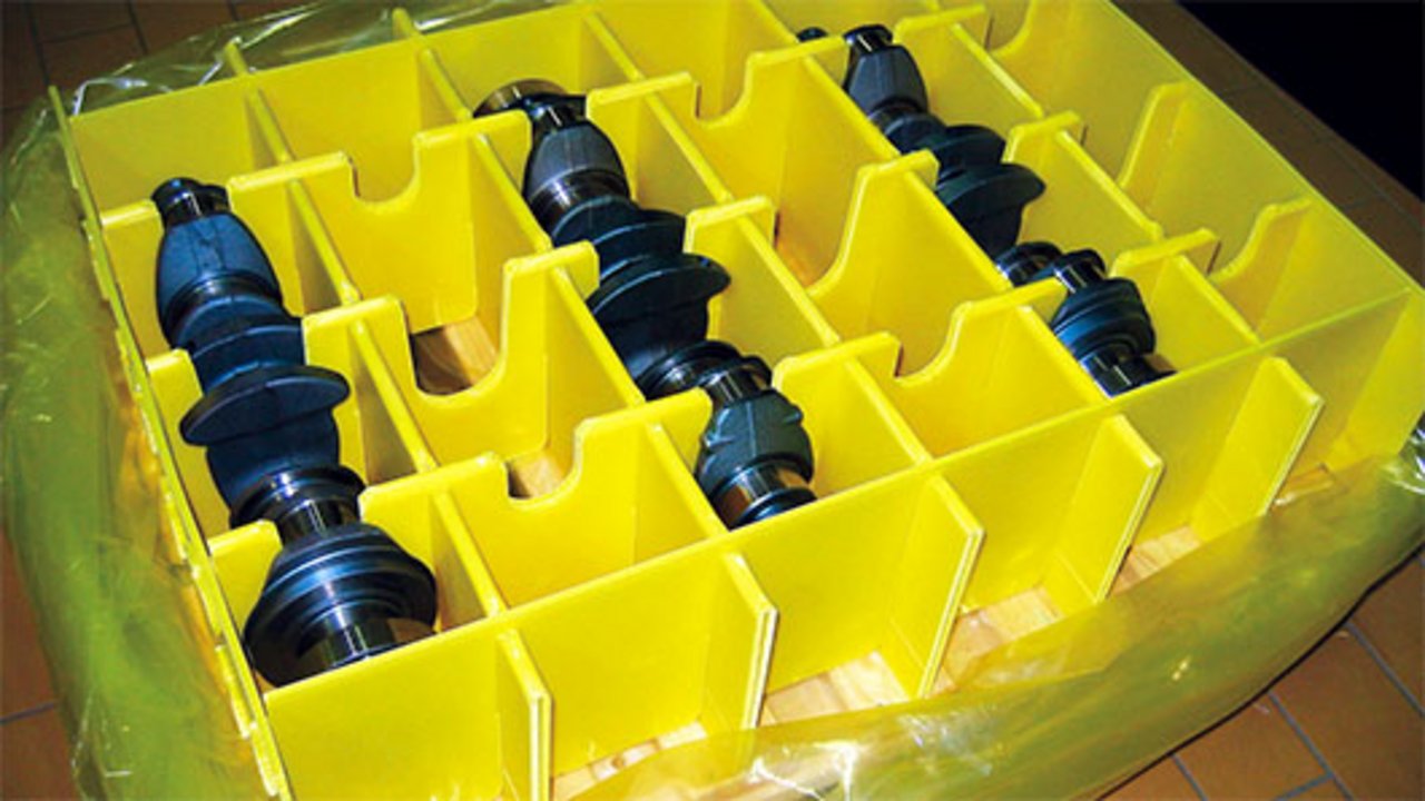 Piezas de maquinaria en ICB Piezas metálicas embaladas en una caja con film ICB