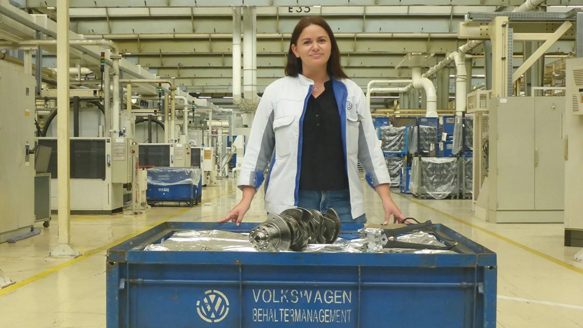 Almacenamiento a largo plazo de cigüeñales en VW La Sra. Mirela Nowak con el embalaje de almacenamiento a largo plazo en VW