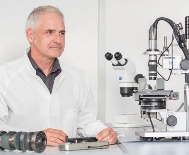 Empleado del laboratorio de investigación sobre la corrosión