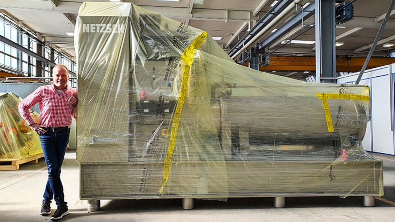 Máquina de Netzsch envuelta en lámina ICB Una máquina envuelta en lámina ICB. Junto a ella se encuentra Hans-Jürgen Glettner, director de operaciones de Netzsch-Feinmahltechnik GmbH, en Selb