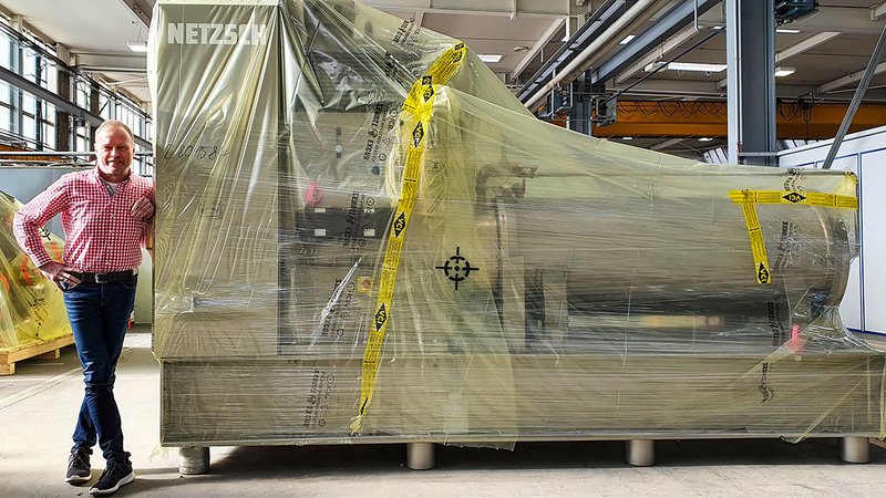 Testimonio ICB Netzsch Una máquina envuelta en película ICB. A su lado, Hans-Jürgen Glettner, Director de Operaciones de Netzsch-Feinmahltechnik GmbH en Selb.